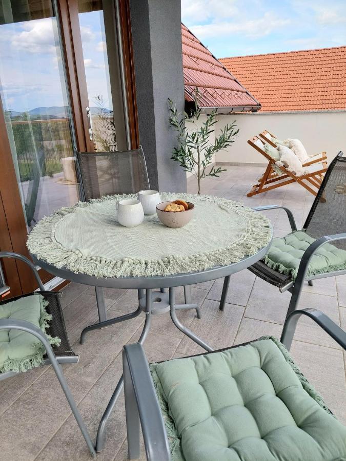 Vineyard Cottage Lan Na Hribu Semic Ngoại thất bức ảnh